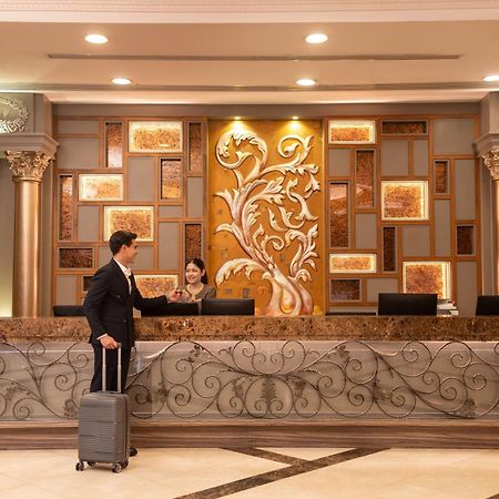 The Berkeley Hotel Pratunam Бангкок Экстерьер фото