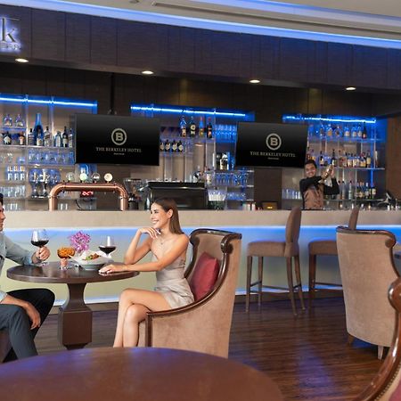 The Berkeley Hotel Pratunam Бангкок Экстерьер фото Oak Bar