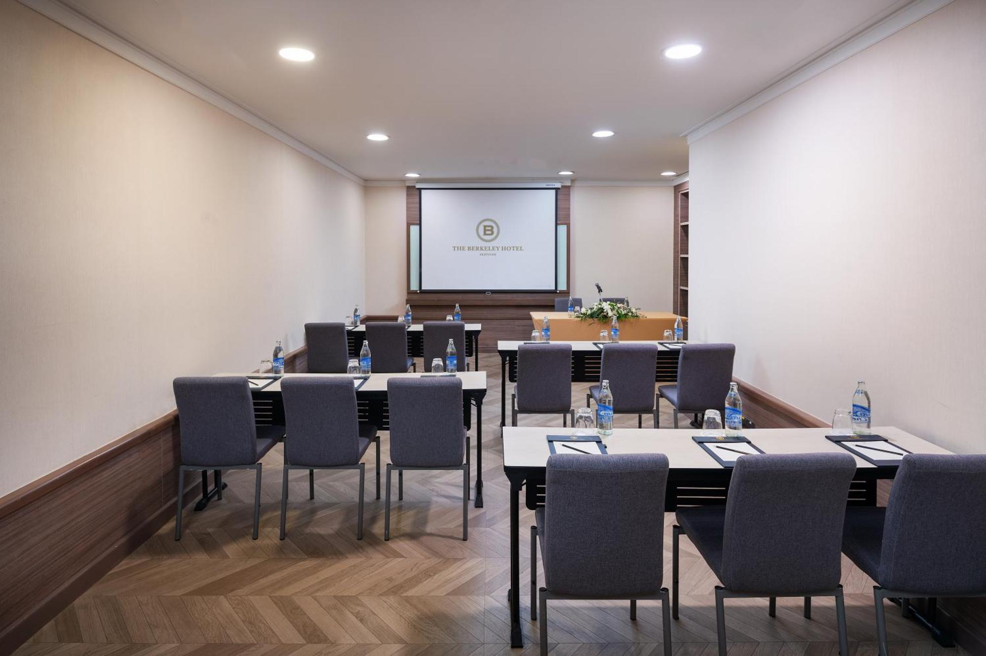 The Berkeley Hotel Pratunam Бангкок Экстерьер фото Meeting room at The Westin Palace, Madrid