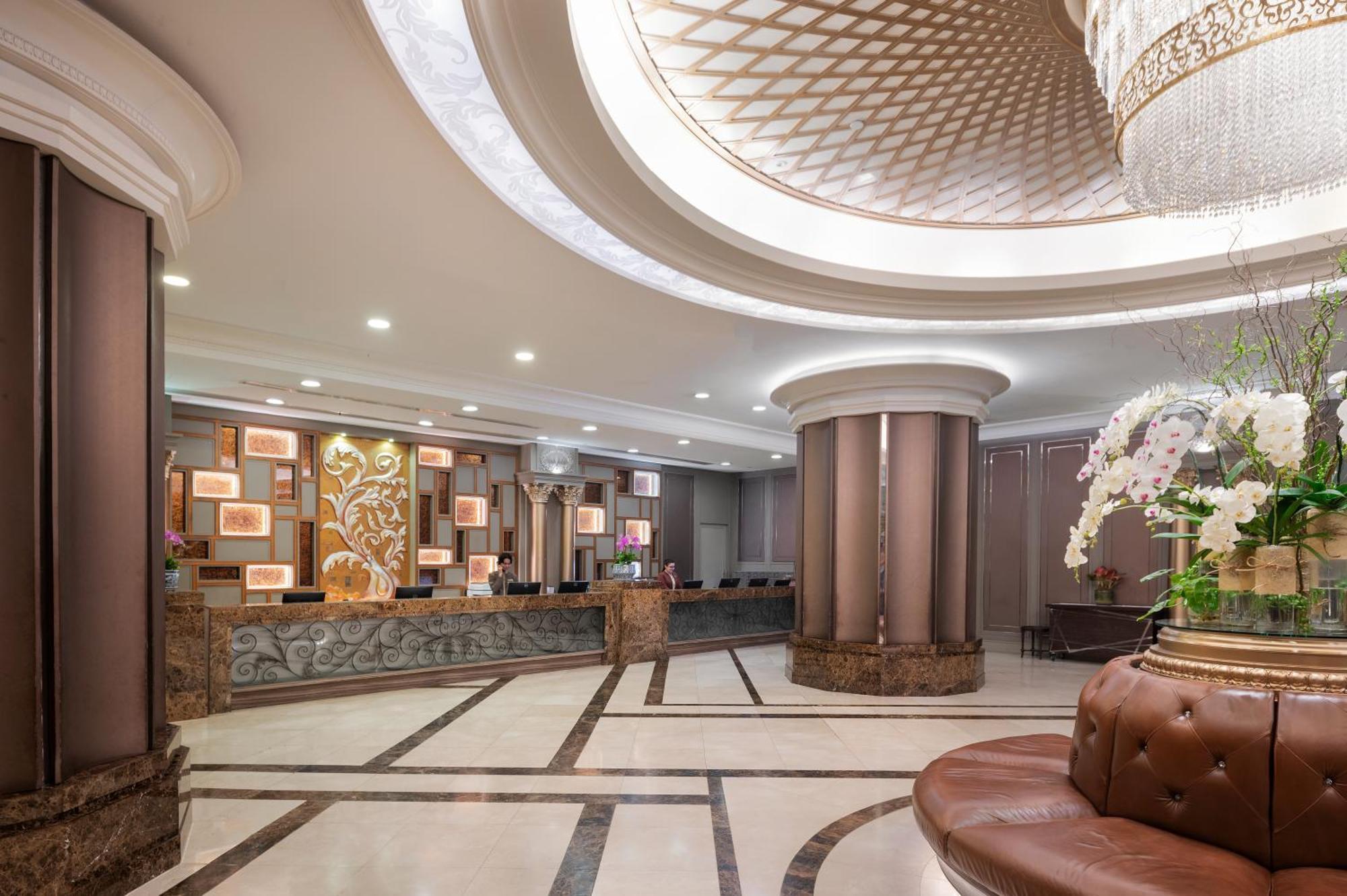 The Berkeley Hotel Pratunam Бангкок Экстерьер фото The lobby of the hotel