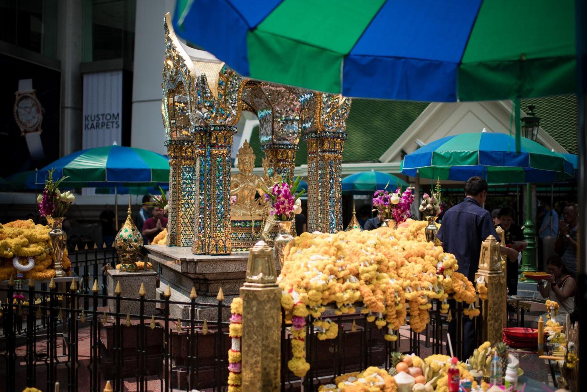 The Berkeley Hotel Pratunam Бангкок Экстерьер фото The golden reclining Buddha at the Erawan shrine