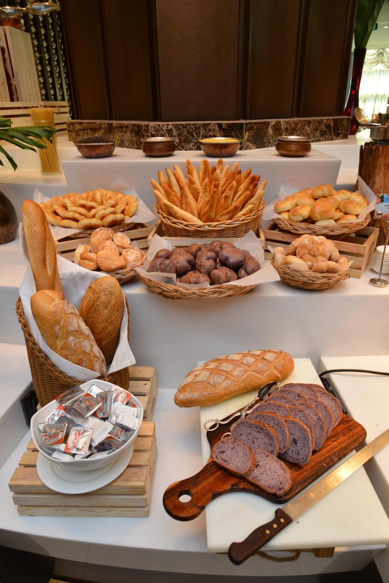 The Berkeley Hotel Pratunam Бангкок Экстерьер фото Bread