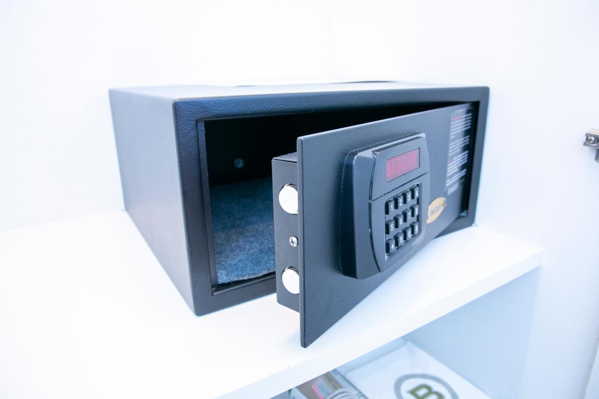 The Berkeley Hotel Pratunam Бангкок Экстерьер фото A safe