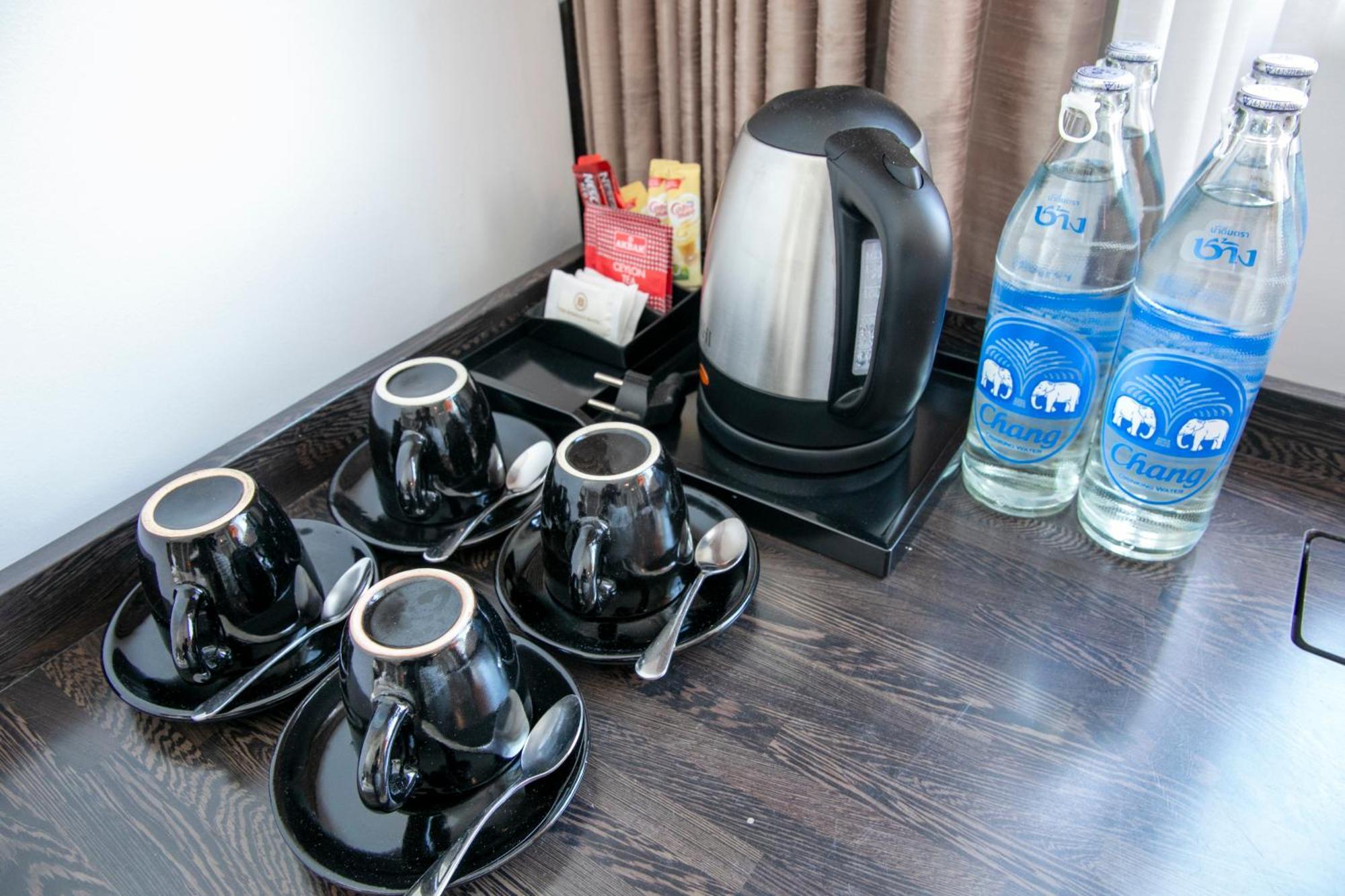 The Berkeley Hotel Pratunam Бангкок Экстерьер фото A kettle with two bottles of water