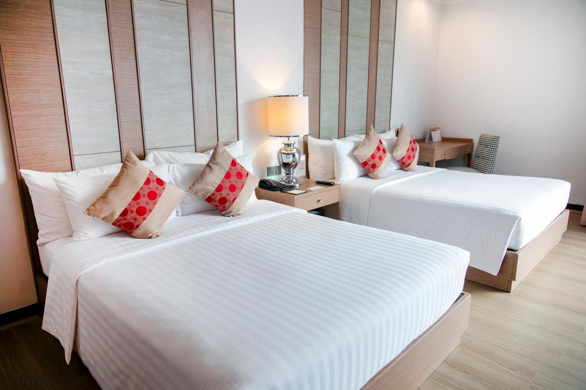 The Berkeley Hotel Pratunam Бангкок Экстерьер фото Deluxe Room