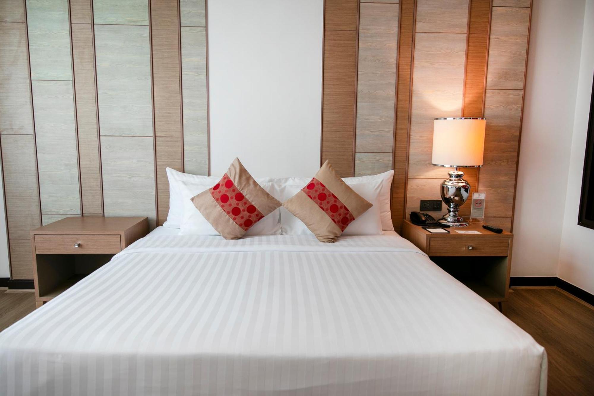 The Berkeley Hotel Pratunam Бангкок Экстерьер фото A bed with white sheets