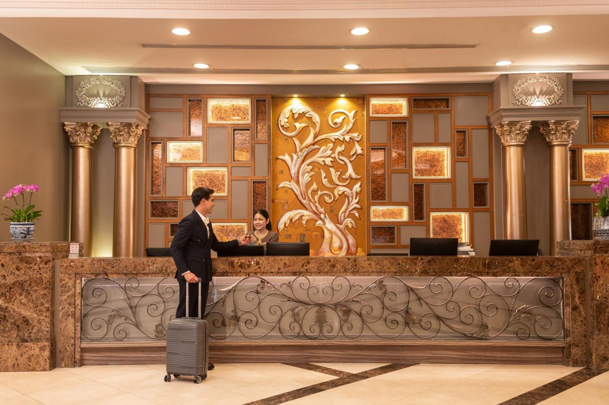 The Berkeley Hotel Pratunam Бангкок Экстерьер фото