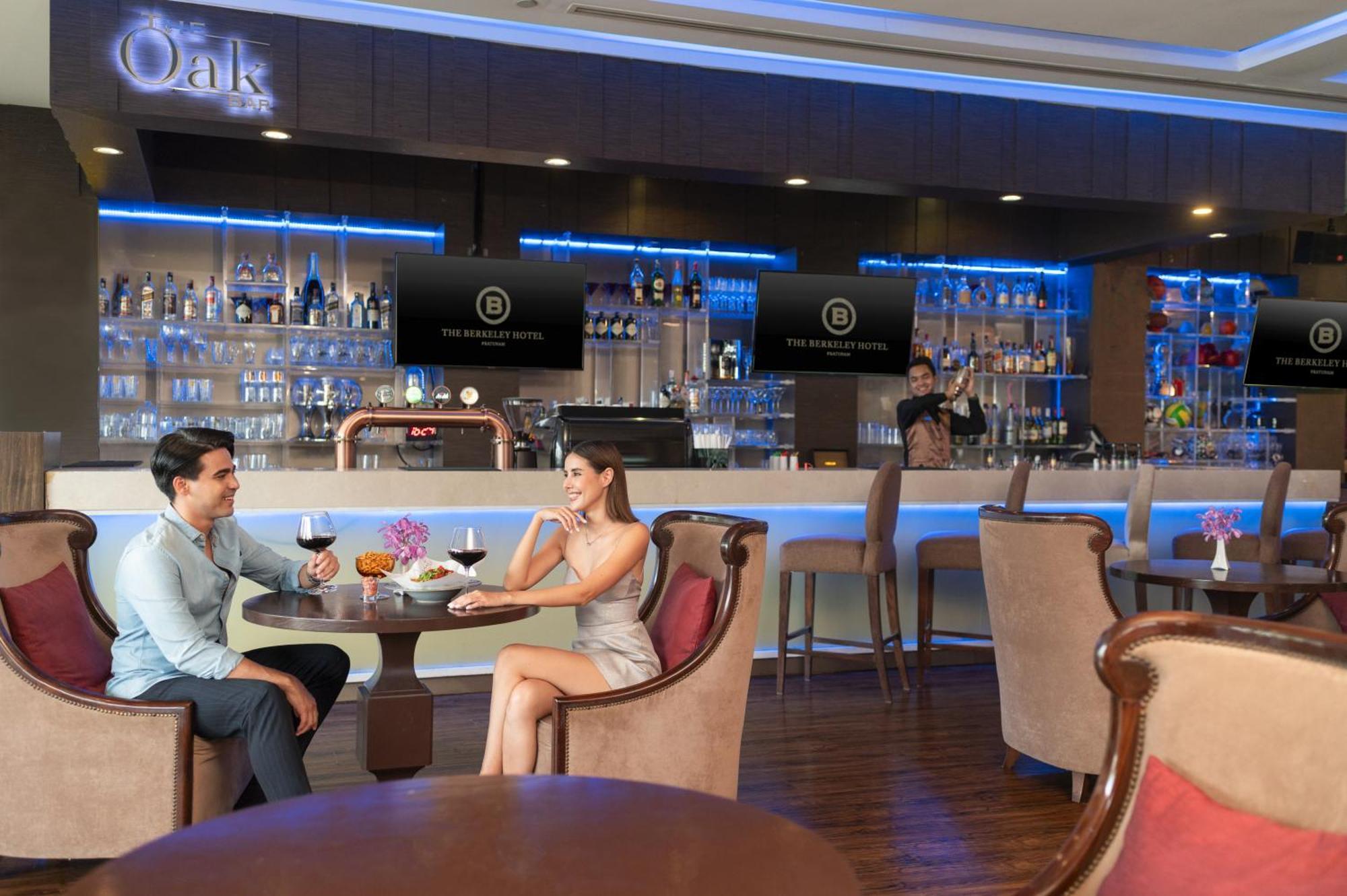 The Berkeley Hotel Pratunam Бангкок Экстерьер фото Oak Bar