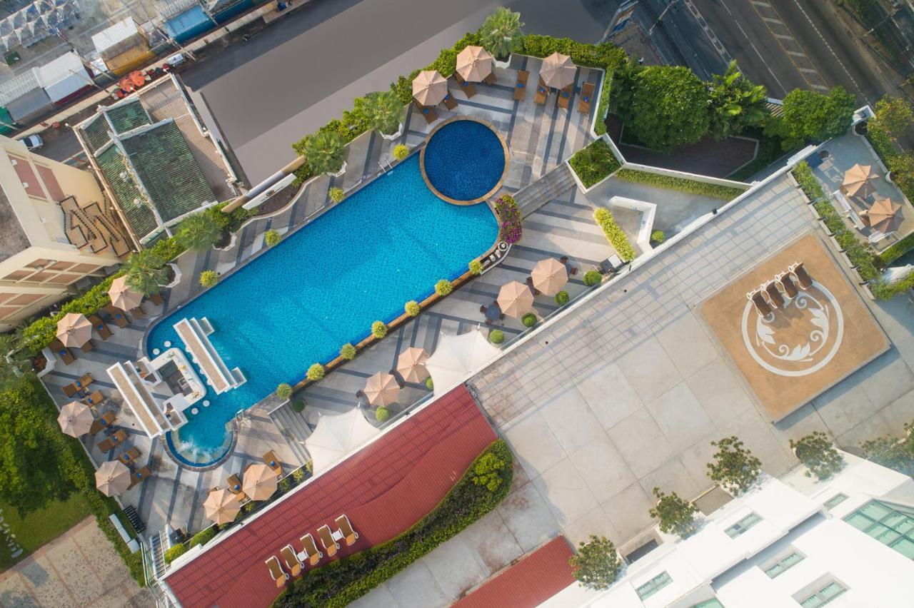 The Berkeley Hotel Pratunam Бангкок Экстерьер фото Aerial view of the rooftop pool